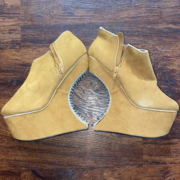 Brown closed toed wedge heel with spikes - Picture 4 of 6